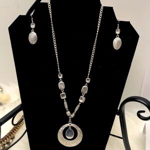 Necklace & earring set